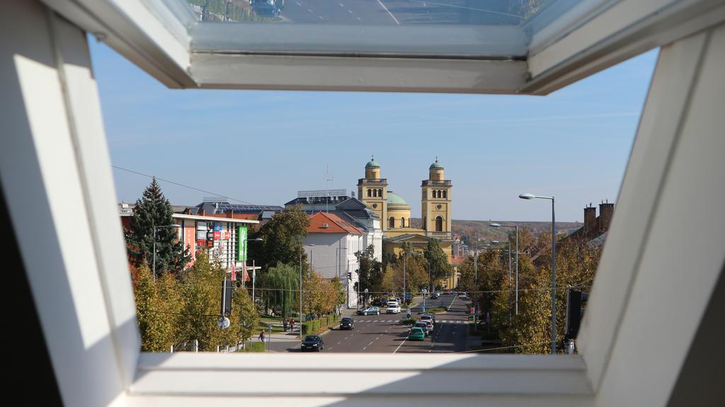 Eger Apartman Luaran gambar